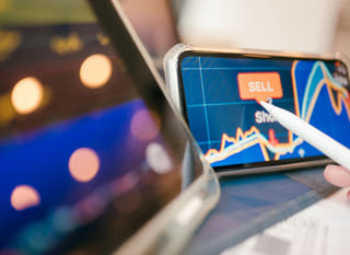 Analist care examinează opțiuni pe piețele Bitcoin, Ethereum și forex
